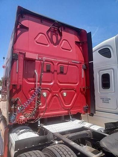 Used 2011 Freightliner Cascadia Sleeper