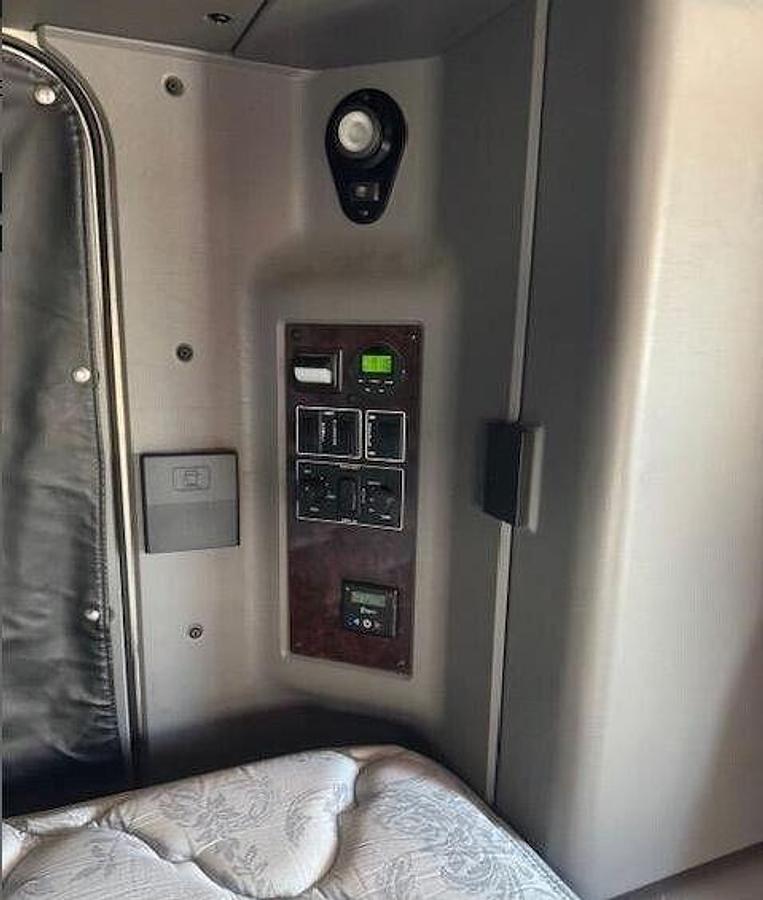 Used 2019 Kenworth T800 Conventional Sleeper Semi