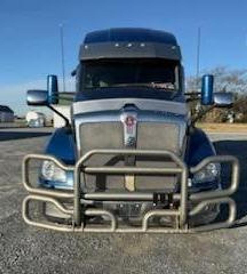 Used 2017 Kenworth T680 Sleeper Semi Truck