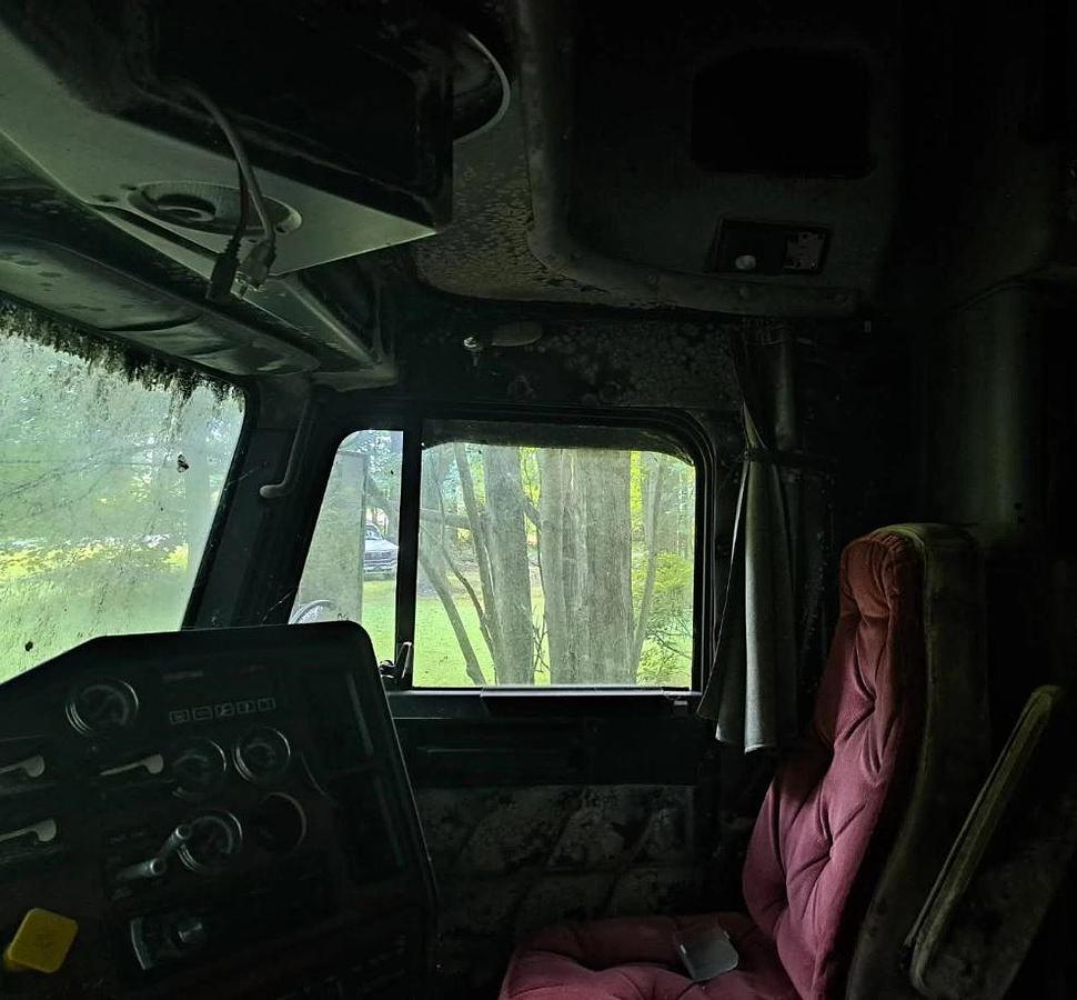 Used 1998 Freightliner FLD132 Classic XL Sleeper Semi Truck