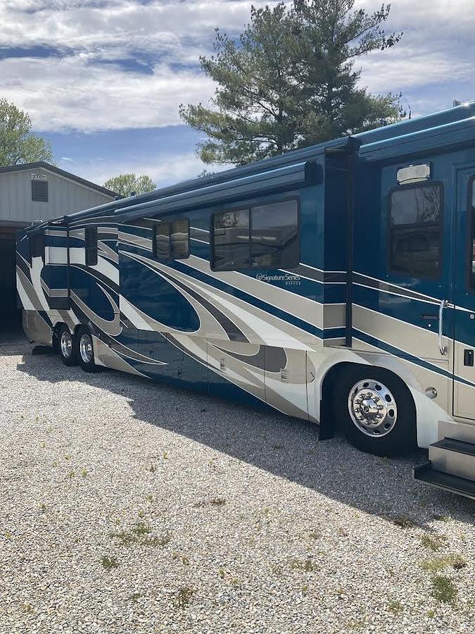 Used 2005 Monaco Signature Castle IV Class A Motorhome