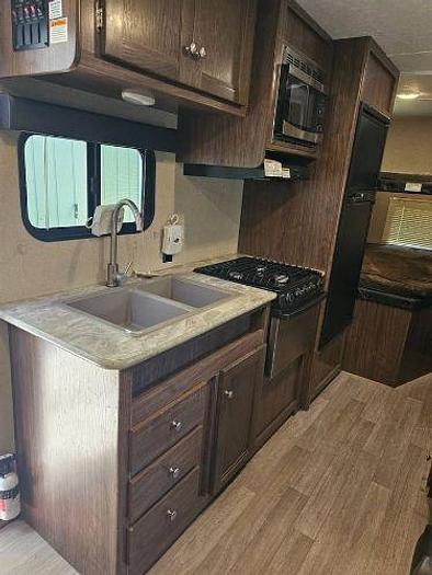 Used 2018 Coleman 215BH 23' Travel Trailer