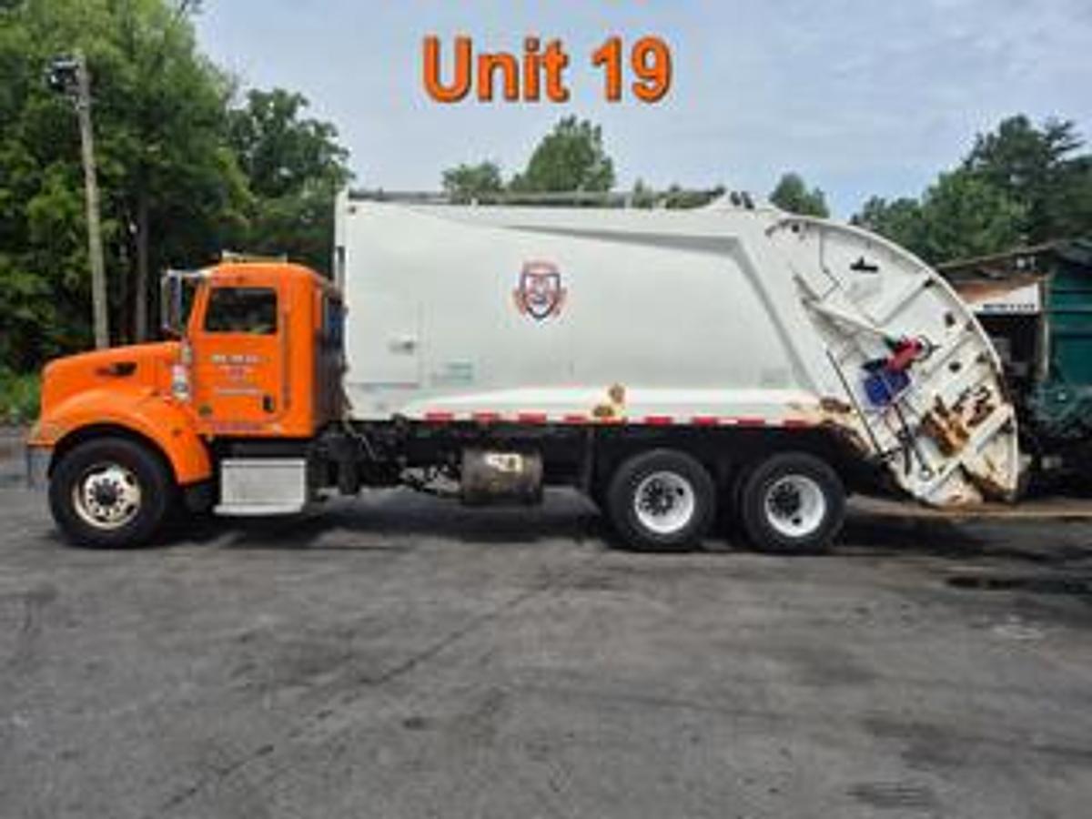 Used 2010 Peterbilt 25 Yd McNeilus Garbage Truck