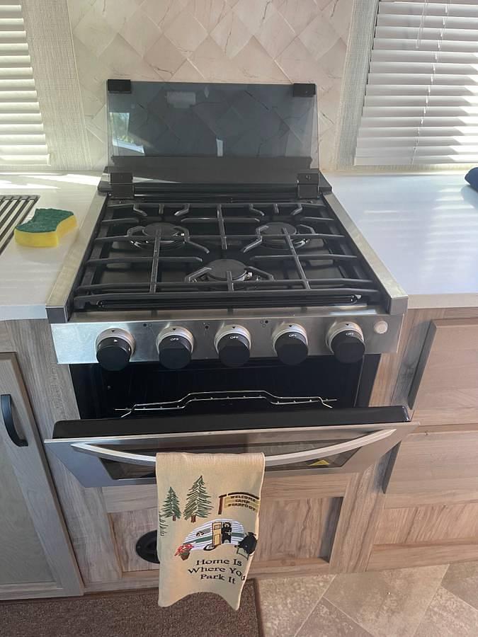 Used 2022 Palomino Solaire 24 ft 205SS