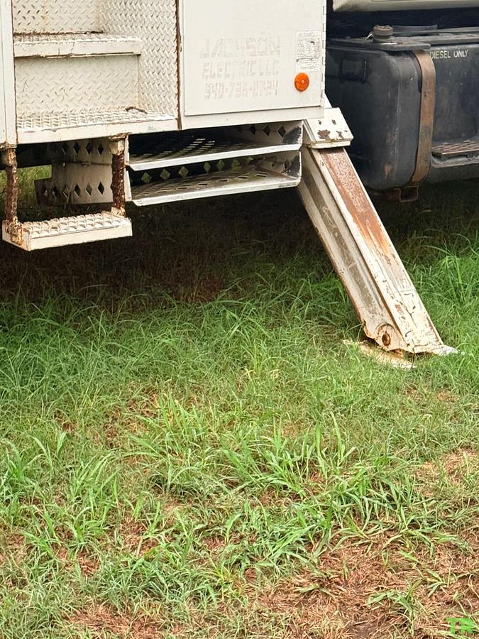 Used 2000 Chevrolet 7500 Bucket Truck