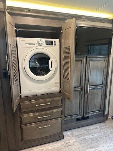 Used 2023 Jayco Seneca 37L.