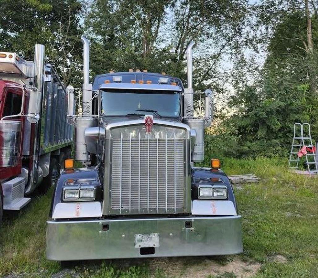 Used 2012 Kenworth W900L Sleeper Semi Truck