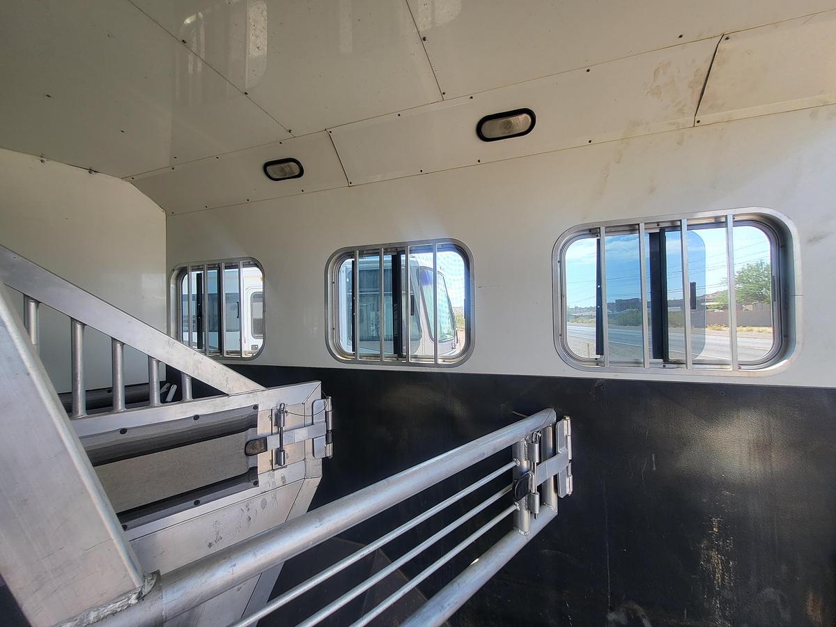 Used 2004 Sooner Horse Trailer