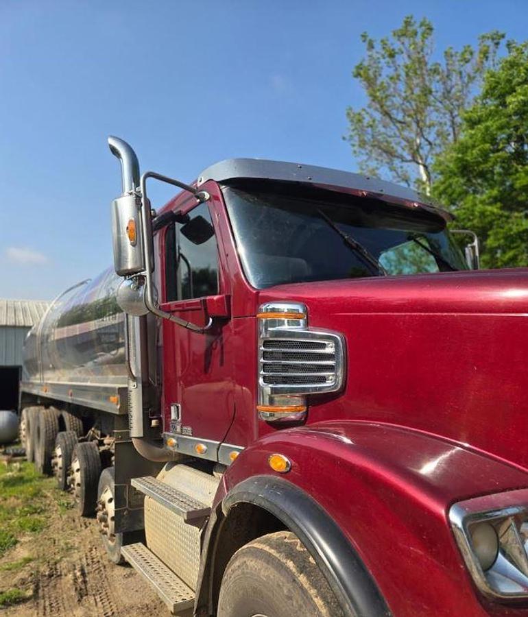 Used 2018 FREIGHTLINER 122SD Milk Tank Truck