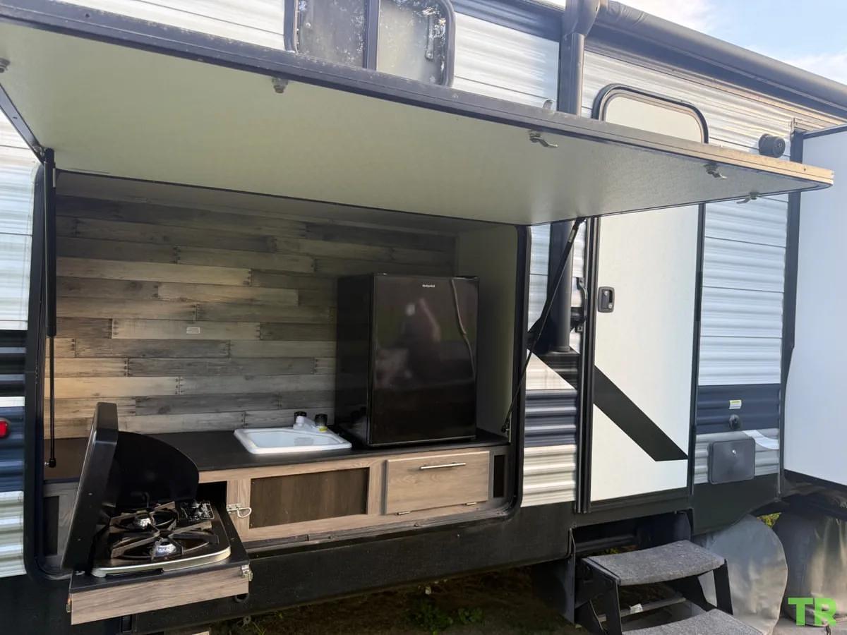 Used 2021 Crossroads Zinger 331BH