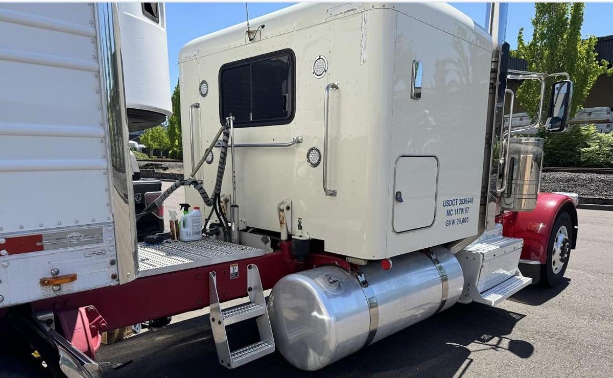 Used 2016 Peterbilt 389 Sleeper