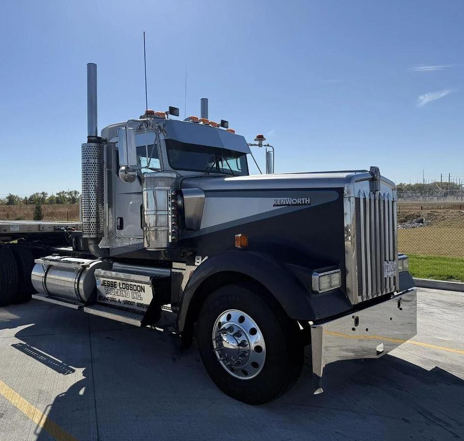 Used 2005 Kenworth W900L Sleeper Semi Truck