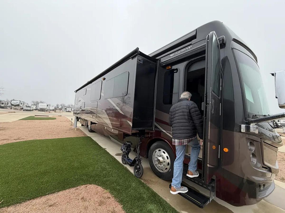 Used 2018 Fleetwood Discovery LXE 40G