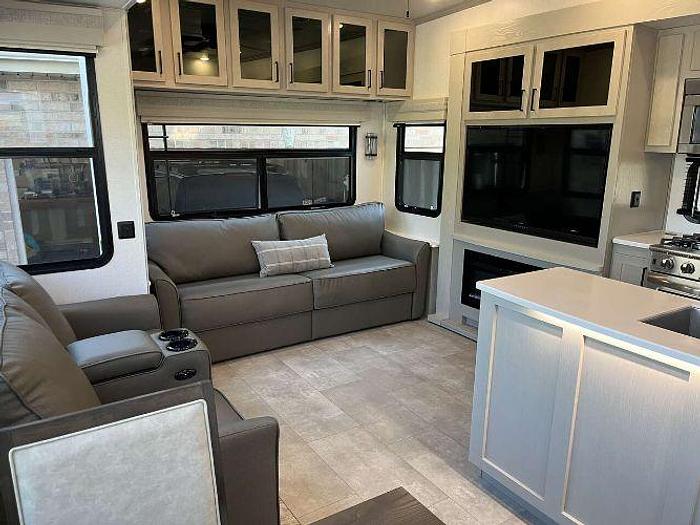 Used 2023 Palomino Columbus 379MB