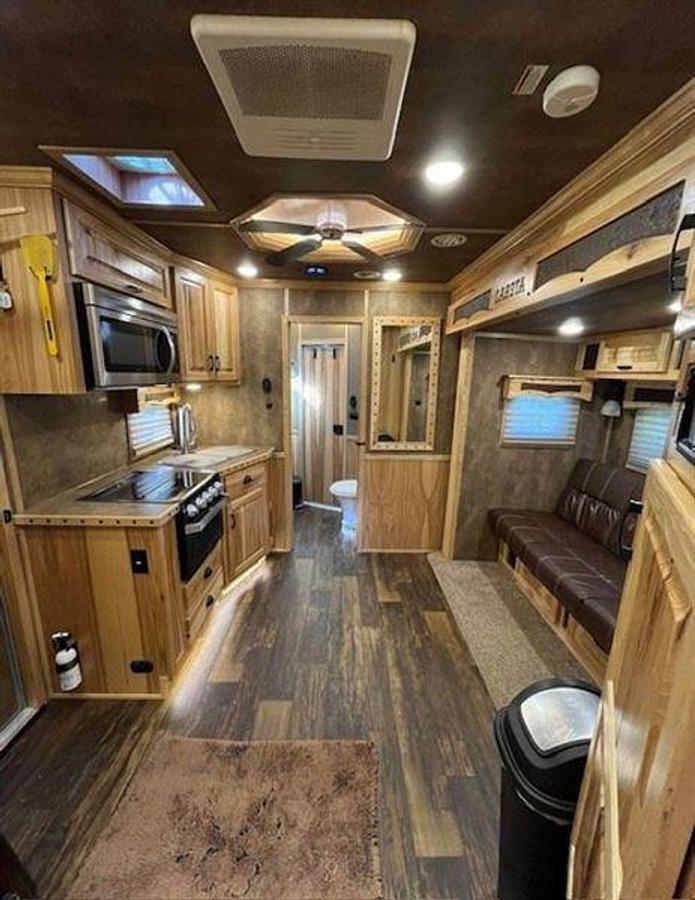 Used 2020 Lakota Bighorn 4 Horse w/ Living Quarters