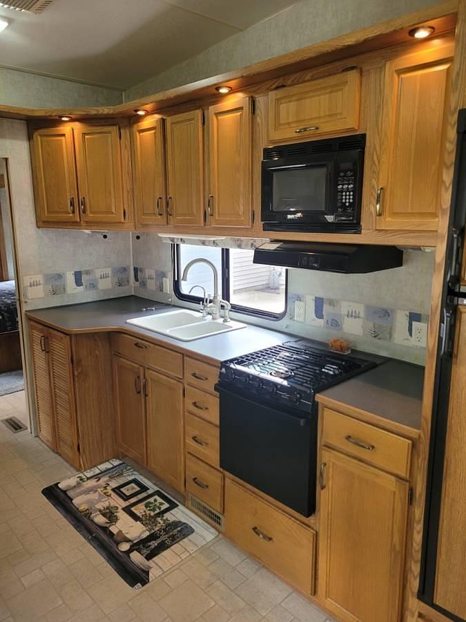 Used 2005 Wilderness Fleetwood Advantage 365FLTS Fifth Wheel