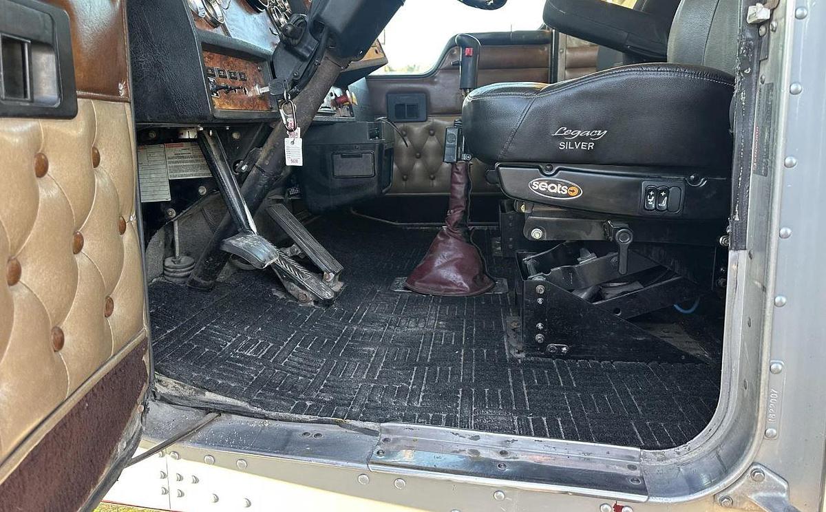 Used 1999 KENWORTH W900 Sleeper Semi Truck