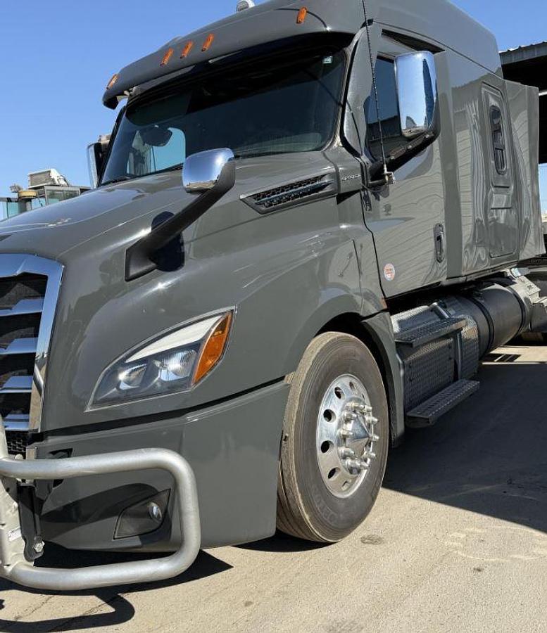 Used 2024 Freightliner Cascadia 125