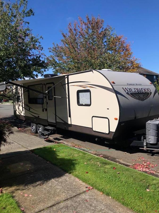 Used 2016 Forest River Wildwood T27RKSS Travel Trailer & 2016 Ford F250