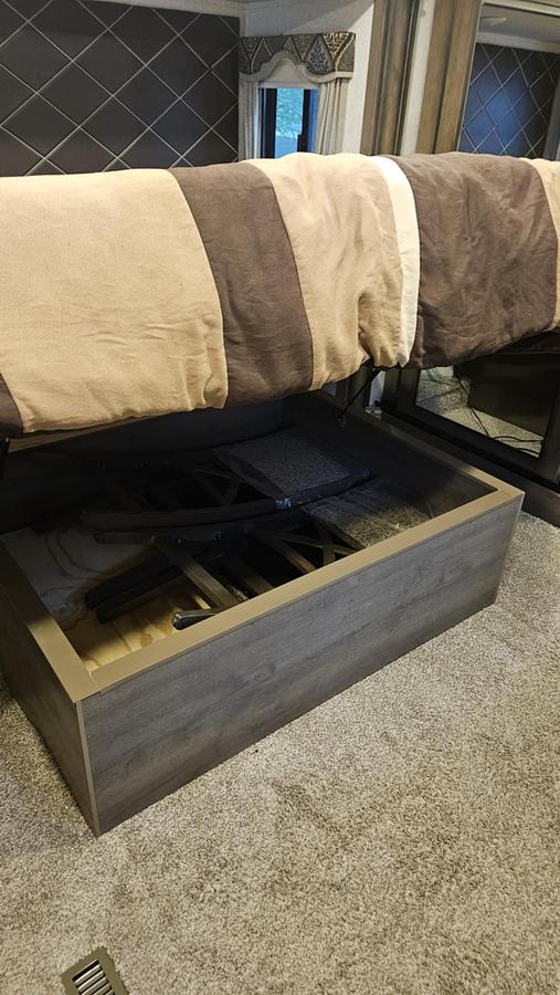 Used 2019 Keystone Montana 3121RL Fifth Wheel