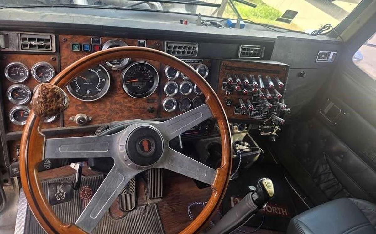 Used 1999 KENWORTH W900L Conventional Sleeper Semi