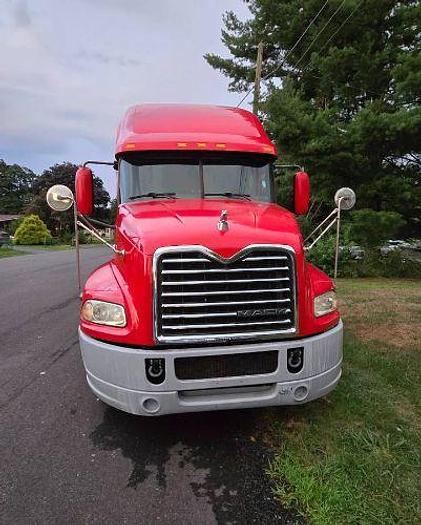 Used 2014 Mack Pinnacle Sleeper Truck