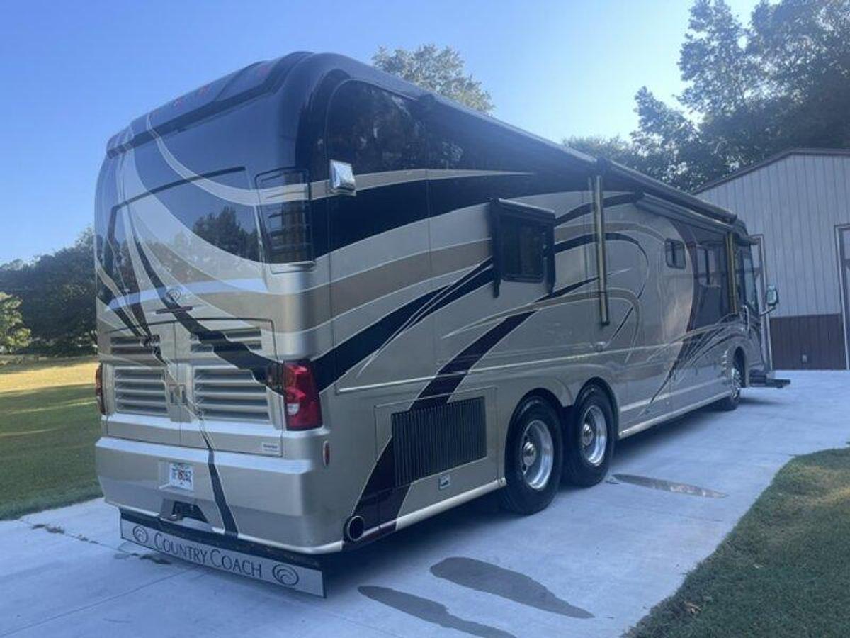 Used 2006 Country Coach Intrigue 530 Ovation
