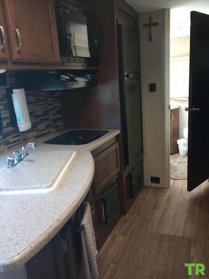 Used 2018 Venture Sonic 24' Travel Trailer – Sleeps 6 – Full Bathroom – Full-Length Awning – Excellent Condition