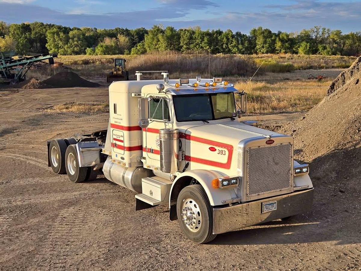 Used 2002 PETERBILT 379 Conventional Sleeper Semi