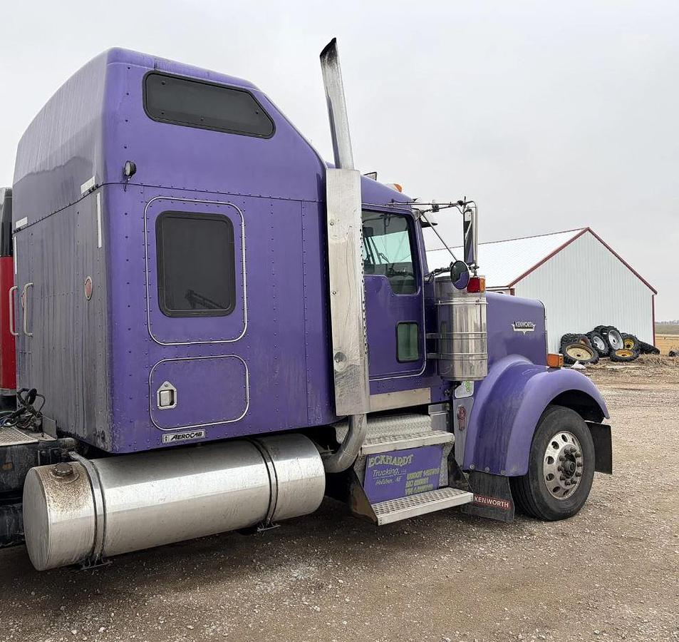 Used 2005 KENWORTH W900L Conventional Sleeper Semi Truck