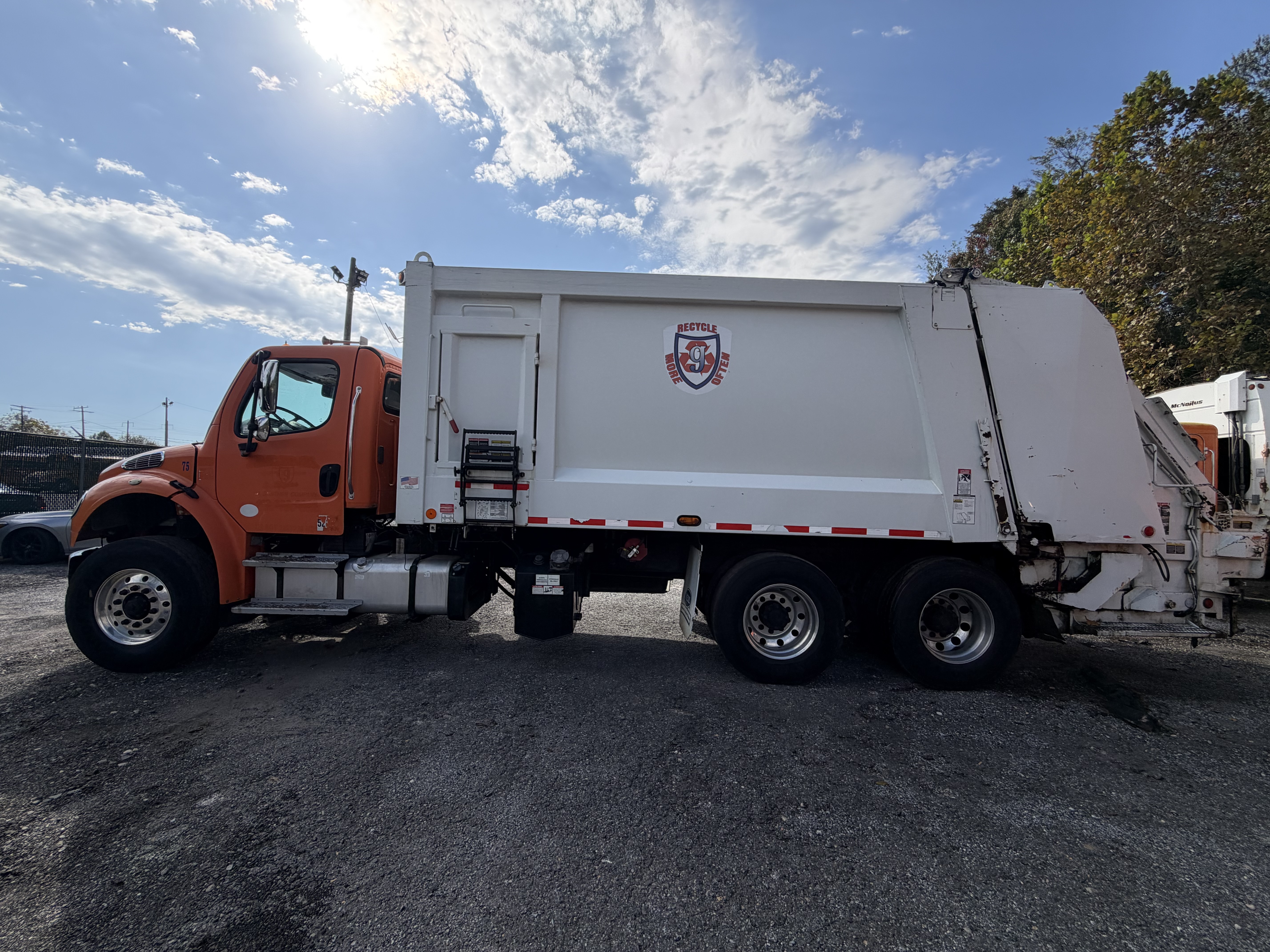 Used 2016 Freightliner 25 YD Leach