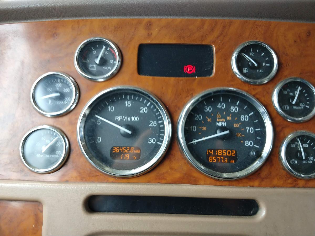 Used 2007 Peterbilt 386 Sleeper Semi Truck