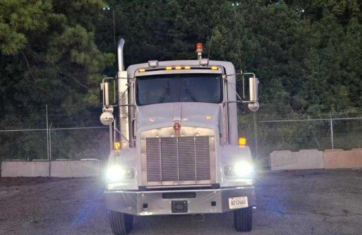 Used 2015 Kenworth T800 Semi Truck