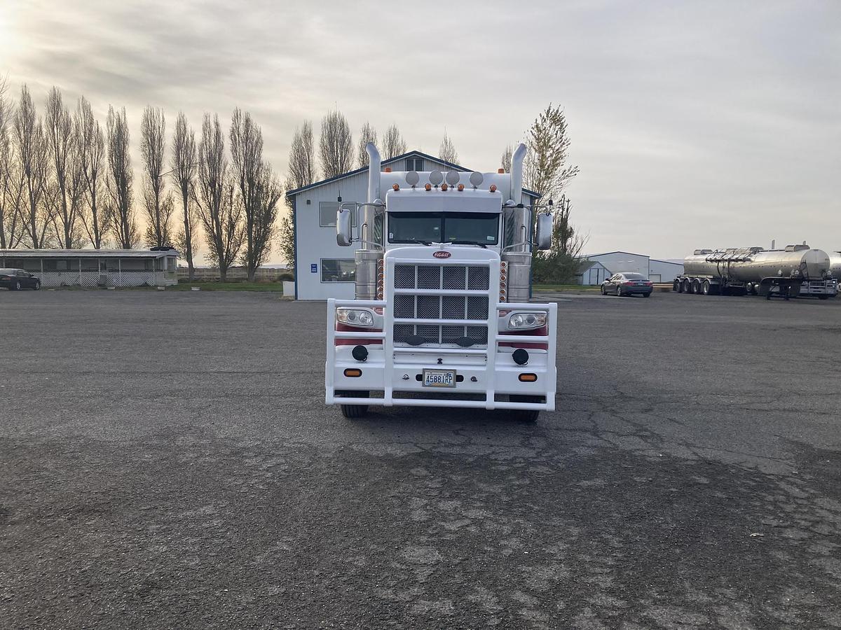 Used 2013 Peterbilt 389 Conventional Sleeper Semi