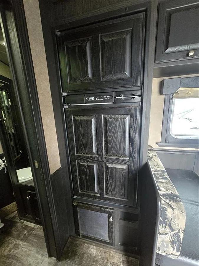 Used 2012 Platinum Coach 3 Horse LQ