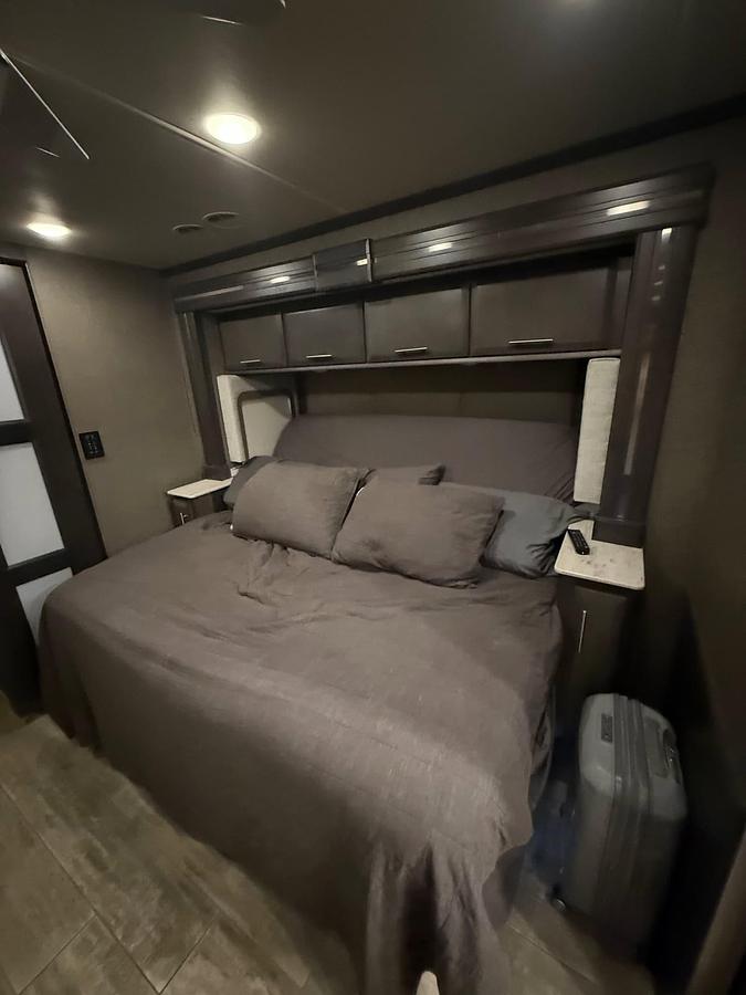 Used 2022 Thor Motorcoach Venetian F42