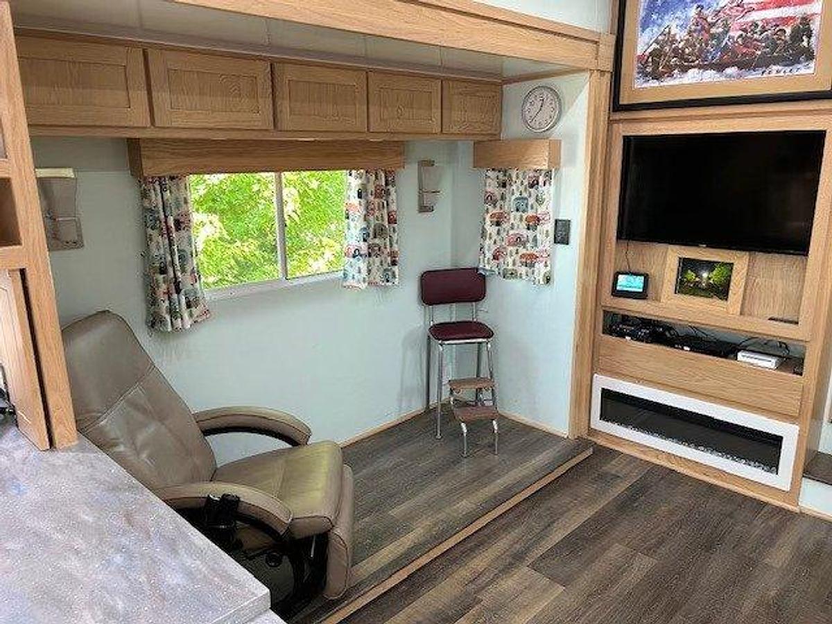 Used 2022 Space Craft V405 Fifth Wheel