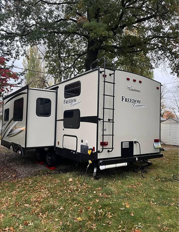 Used 2018 Coachmen Freedom Express 282BHDS Travel Trailer
