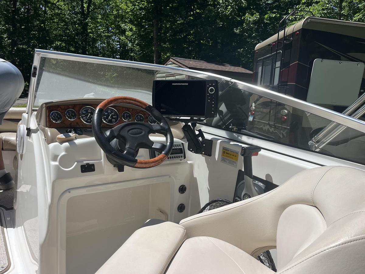 Used 2006 Larson 204 Escape Deck Boat