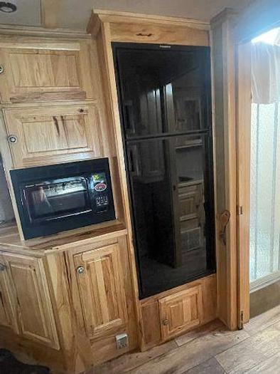 Used 2015 Sundowner Signature Series with Living Quarters