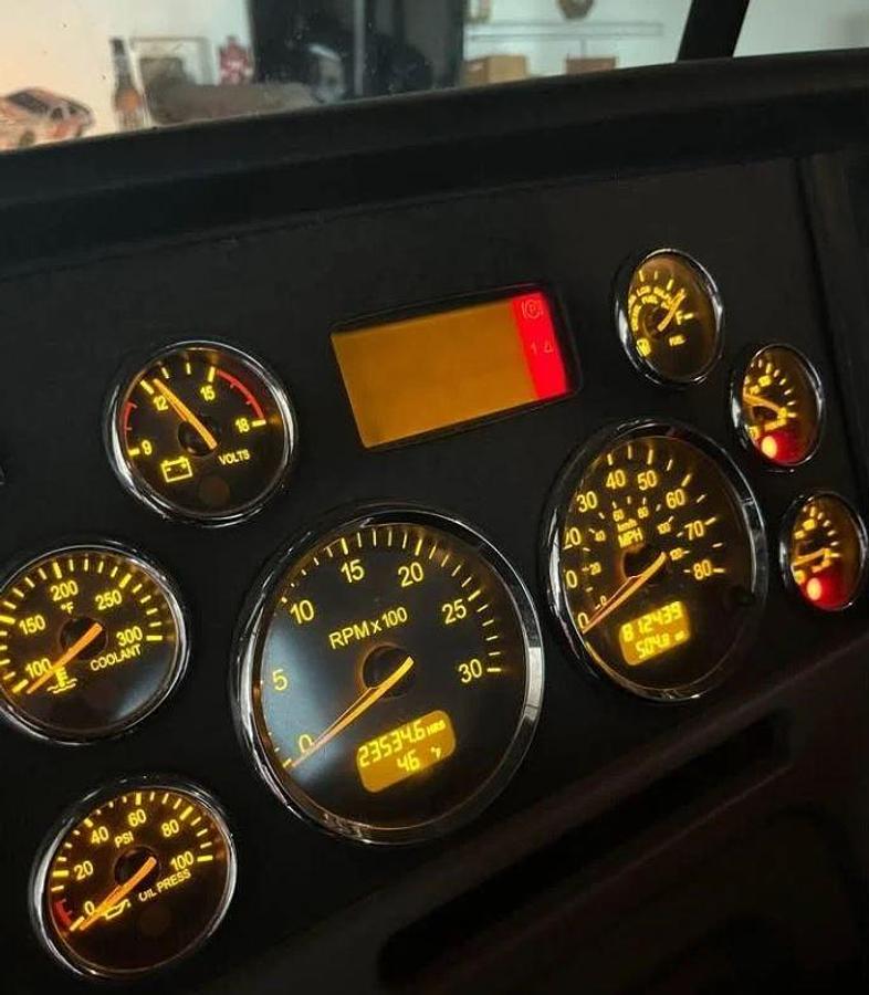 Used 2010 Peterbilt 388 Day Cab Semi Truck