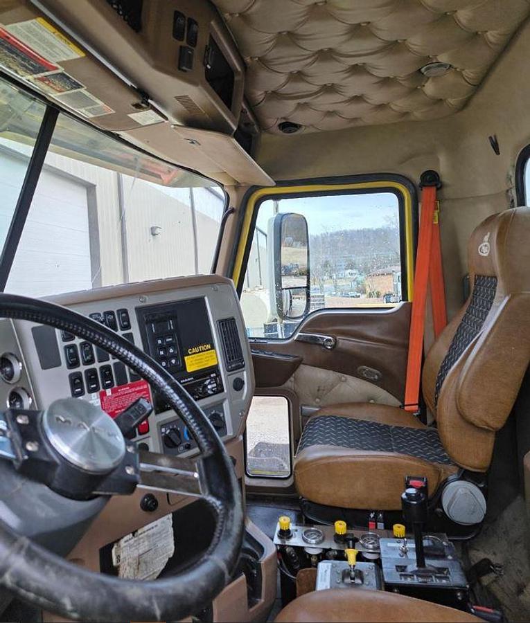 Used 2017 Mack Granite GU713