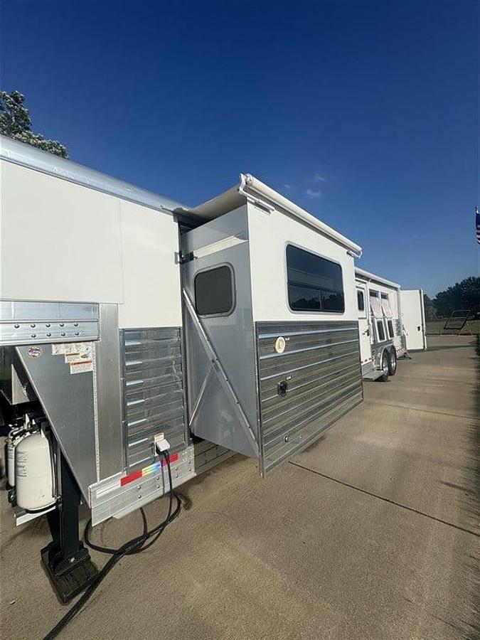 Used 2020 4 Star 3 Horse w/ Living Quarters