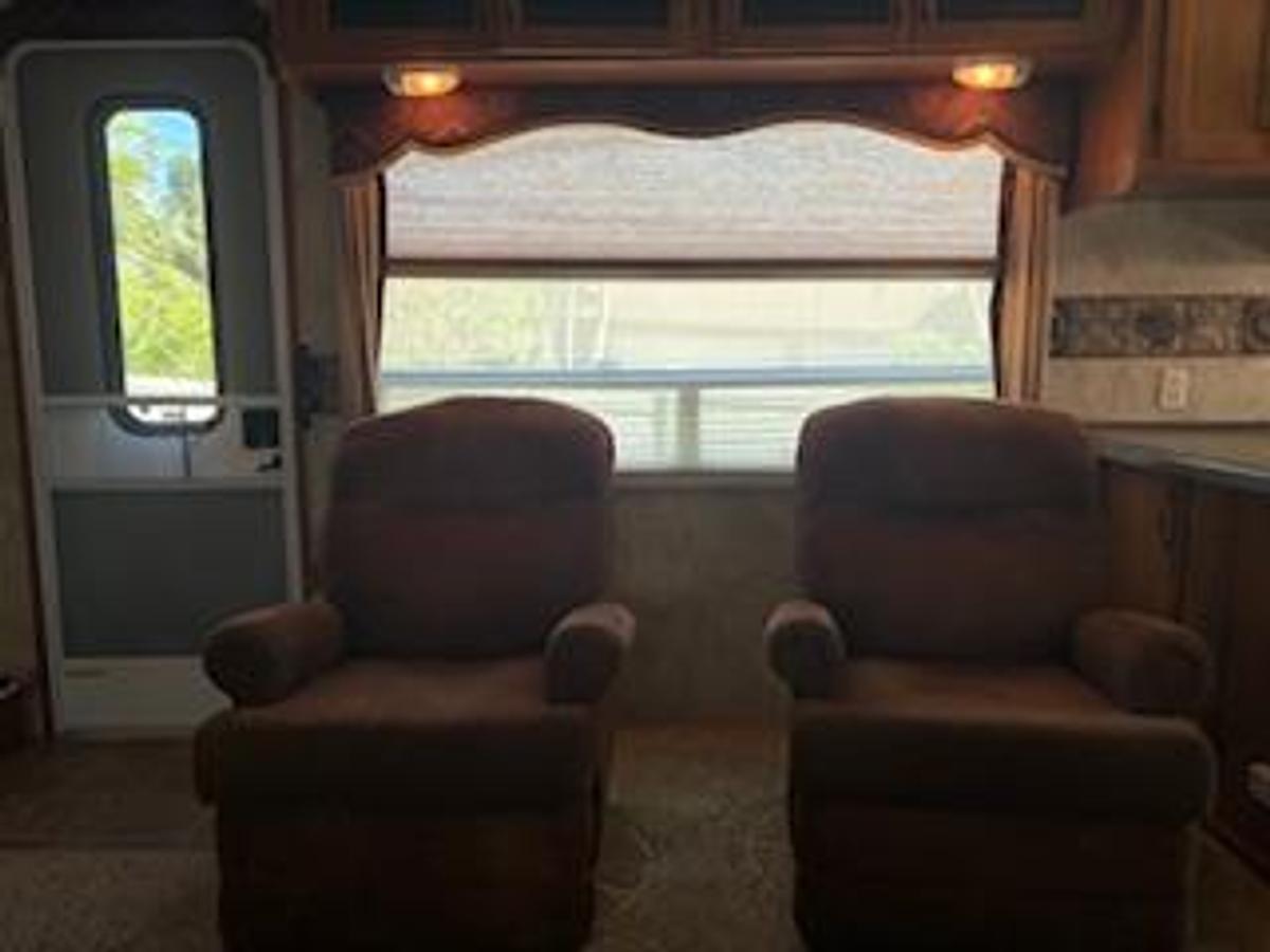 Used 2010 Keystone Montana Mountaineer Fifth Wheel