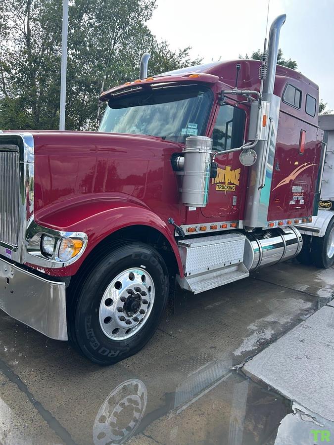 Used 2000 International 9900I Commercial Truck
