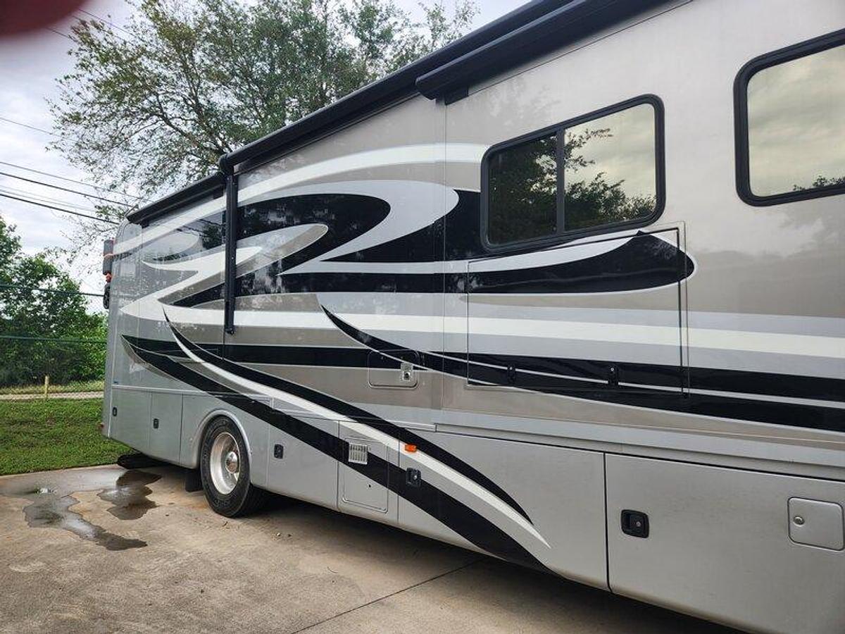 Used 2014 Holiday Rambler Ambassador 38PFT Class A Diesel Motorhome • King Bed • Washer/Dryer