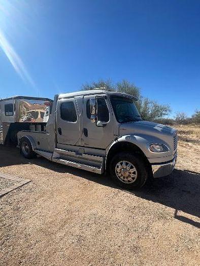 Used 2015 Sundowner Signature Series with Living Quarters