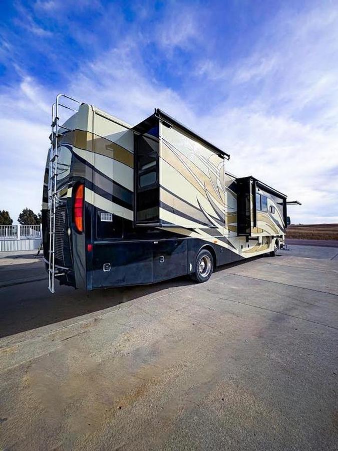 Used 2010 Fleetwood Discovery 40X