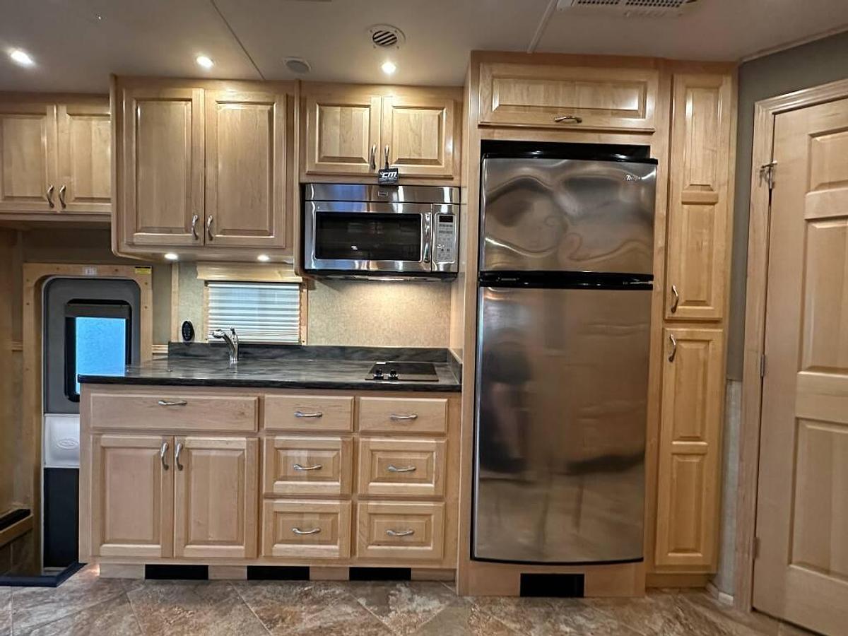 Used 2014 Show Hauler 36KTSSL Super C Motorhome