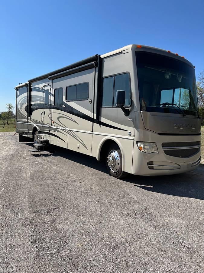 Used 2014 Winnebago Sightseer M33C Class A Motorhome
